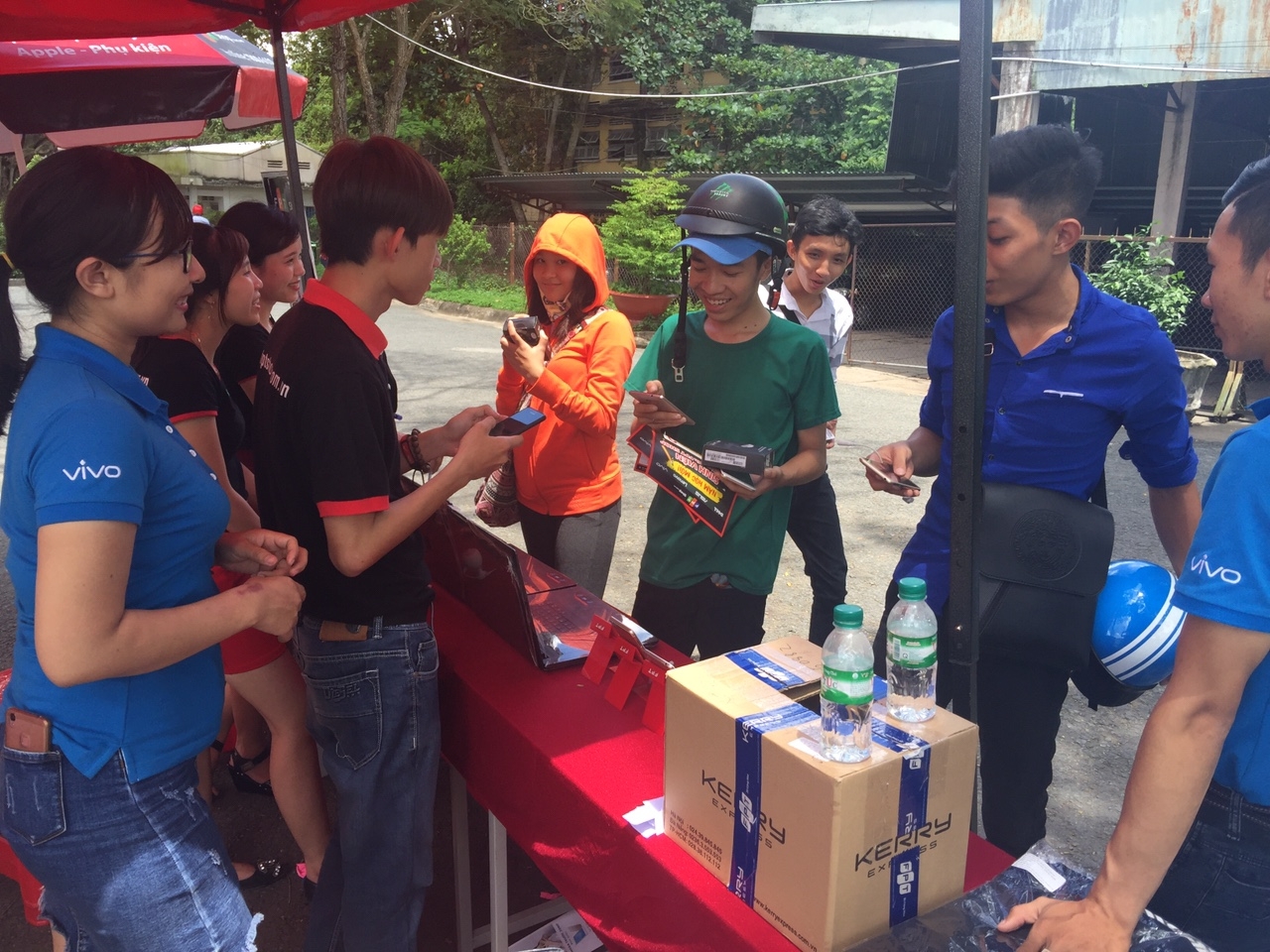 Back To School Vivo tặng phiếu mua hàng 500.000 đồng tại gian hàng trải nghiệm laptop của FPT Shop