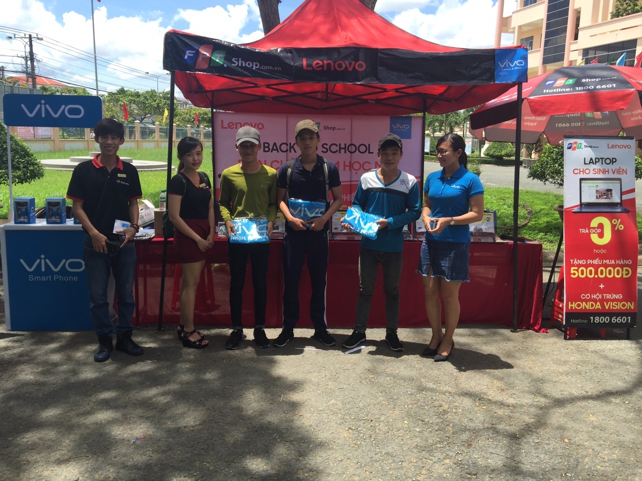 Back To School Vivo tặng phiếu mua hàng 500.000 đồng tại gian hàng trải nghiệm laptop của FPT Shop