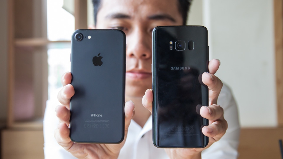 Samsung Galaxy S8 khoe dáng cùng Apple iPhone 7 Samsung Galaxy S8 khoe dáng cùng Apple iPhone 7