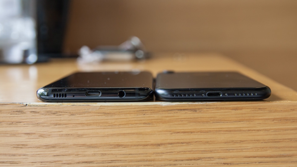 Samsung Galaxy S8 khoe dáng cùng Apple iPhone 7 (Ảnh 4) Samsung Galaxy S8 khoe dáng cùng Apple iPhone 7 (Ảnh 4)