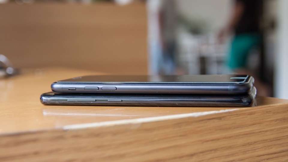 Samsung Galaxy S8 khoe dáng cùng Apple iPhone 7 (Ảnh 7) Samsung Galaxy S8 khoe dáng cùng Apple iPhone 7 (Ảnh 7)