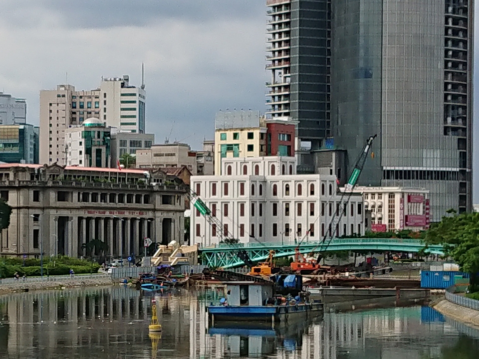 Crop 100% (Ảnh 2) Crop 100% (Ảnh 2)