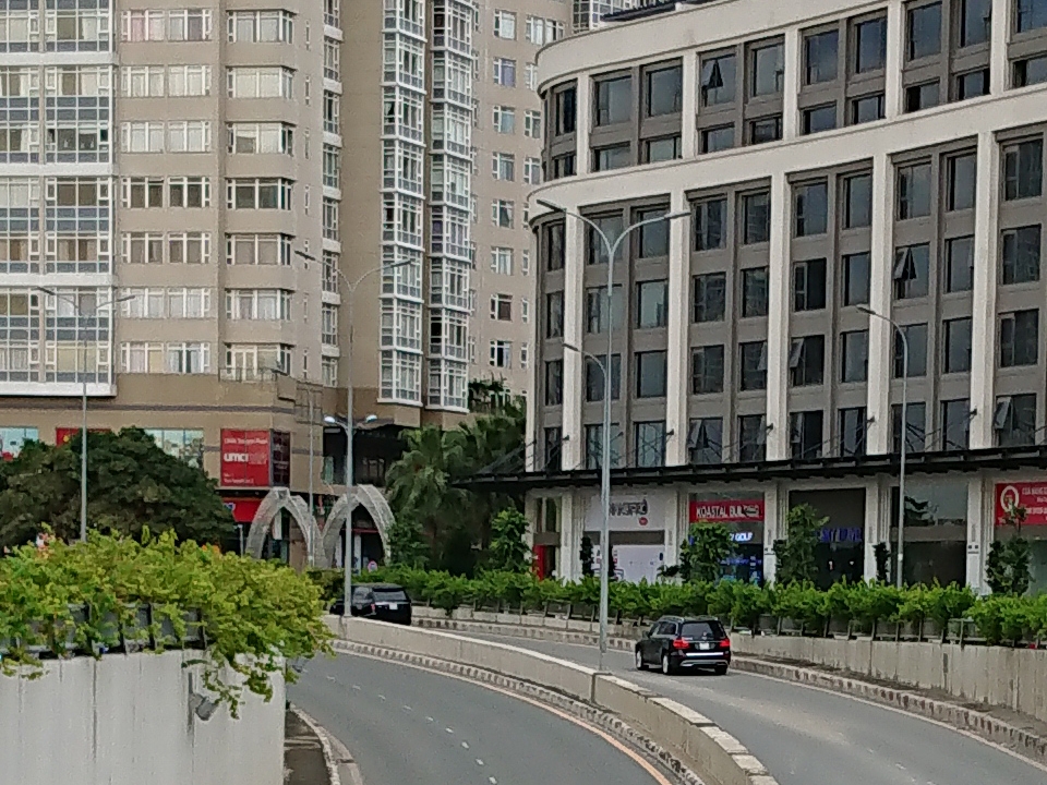 Crop 100% (Ảnh 4) Crop 100% (Ảnh 4)