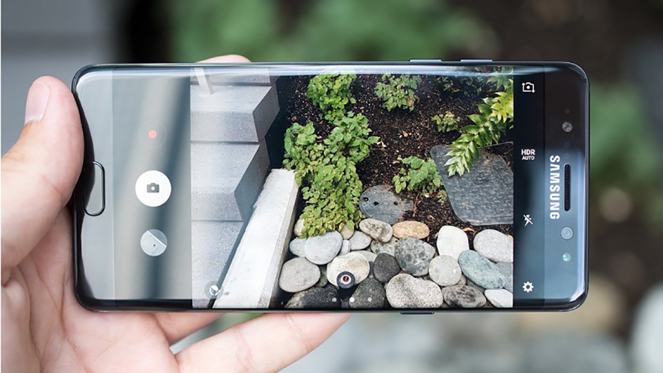 So sánh cấu hình Galaxy Note FE với các đối thủ (ảnh 5) So sánh cấu hình Galaxy Note FE với các đối thủ (ảnh 5)