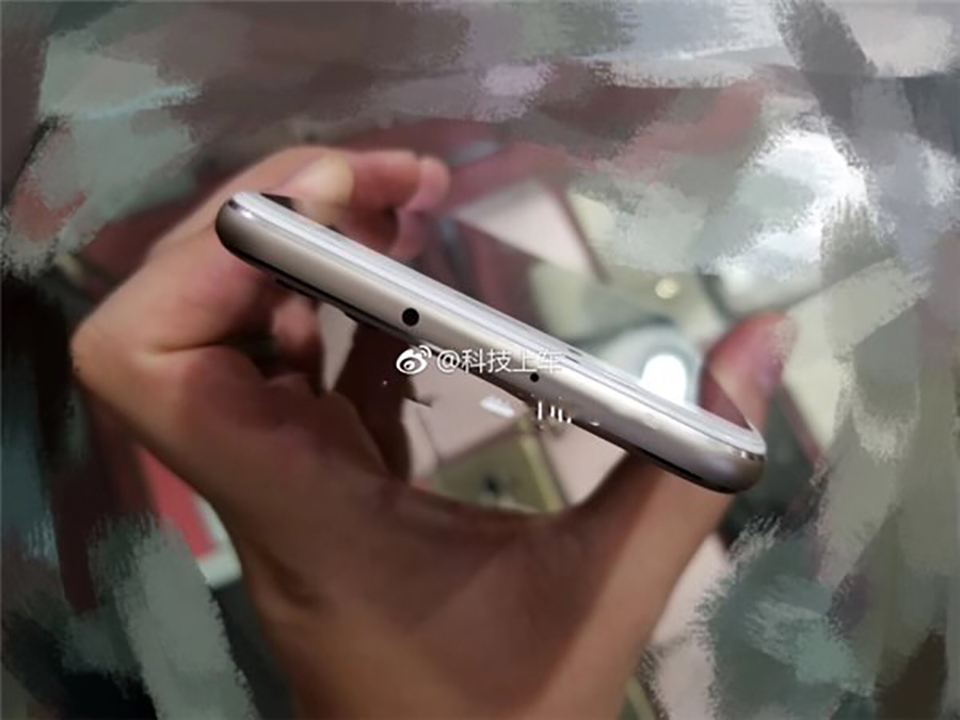 Huawei P11 Plus lộ ảnh thực tế trên tay (ảnh 2) Huawei P11 Plus lộ ảnh thực tế trên tay (ảnh 2)