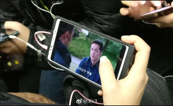 Xiaomi R1 bất ngờ lộ ảnh trên tay (ảnh 1) Xiaomi R1 bất ngờ lộ ảnh trên tay (ảnh 1)