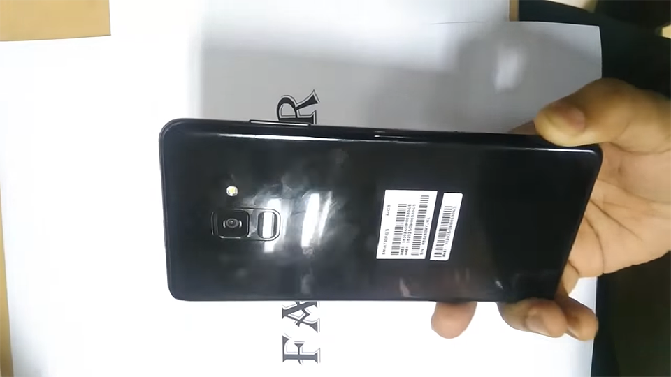 Galaxy A8+ (2018) lộ video trên tay (ảnh 3)