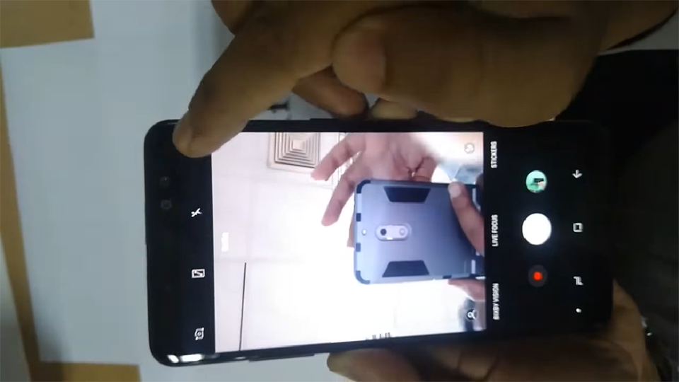 Galaxy A8+ (2018) lộ video trên tay (ảnh 1)
