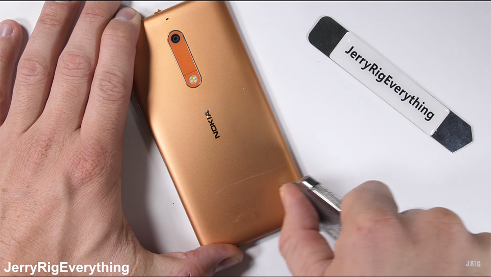 Thử độ bền Nokia 5 (ảnh 3)