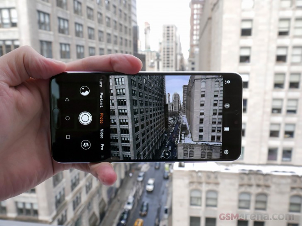 Trên tay Huawei P20 (ảnh 2) Trên tay Huawei P20 (ảnh 2)