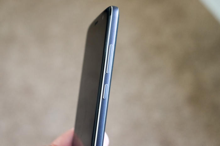 Nút nguồn và âm lượng không khác mấy so với các thiết bị tầm trung khác Nút nguồn và âm lượng không khác mấy so với các thiết bị tầm trung khác