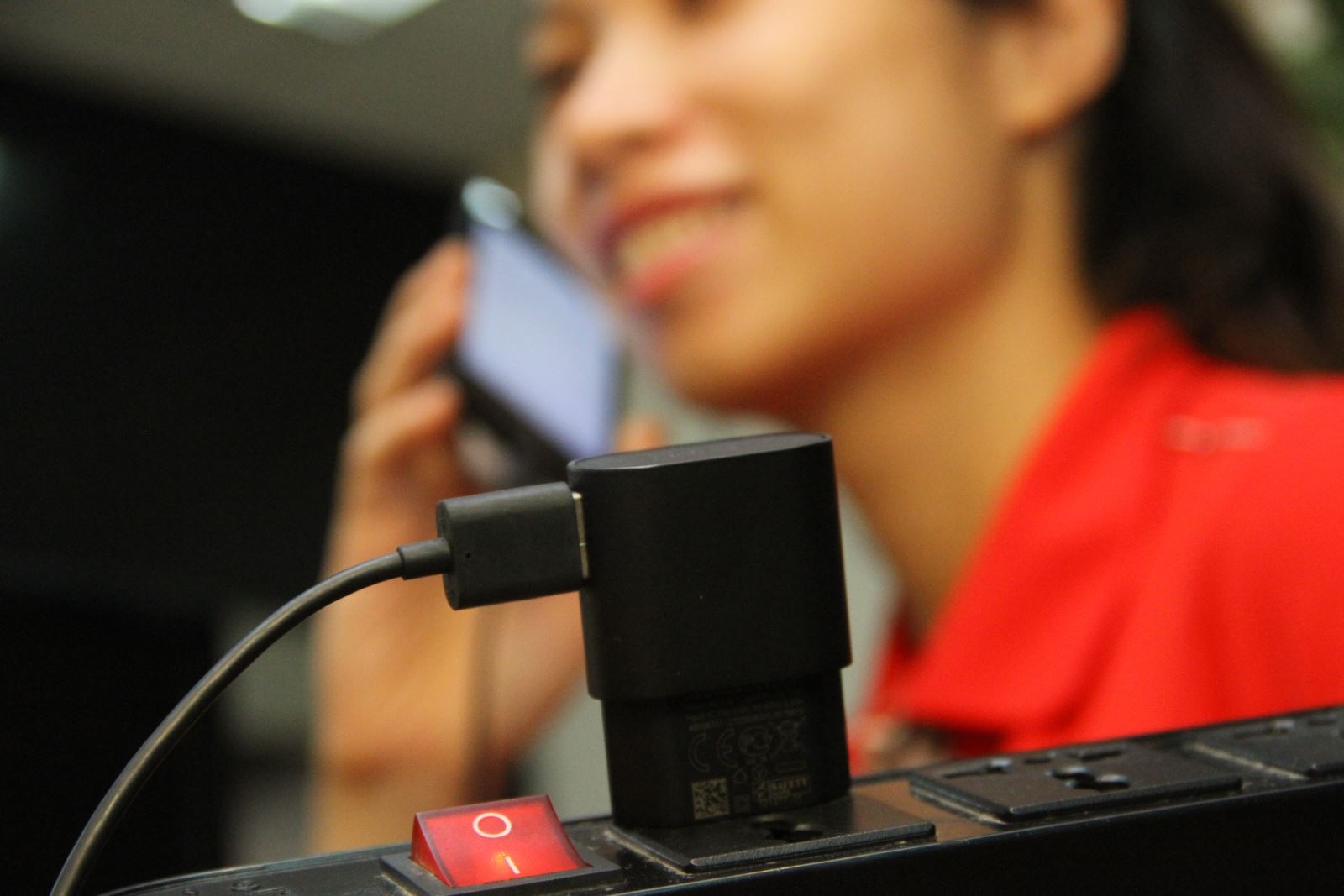 Không nên cắm sạc thiết bị liên tục