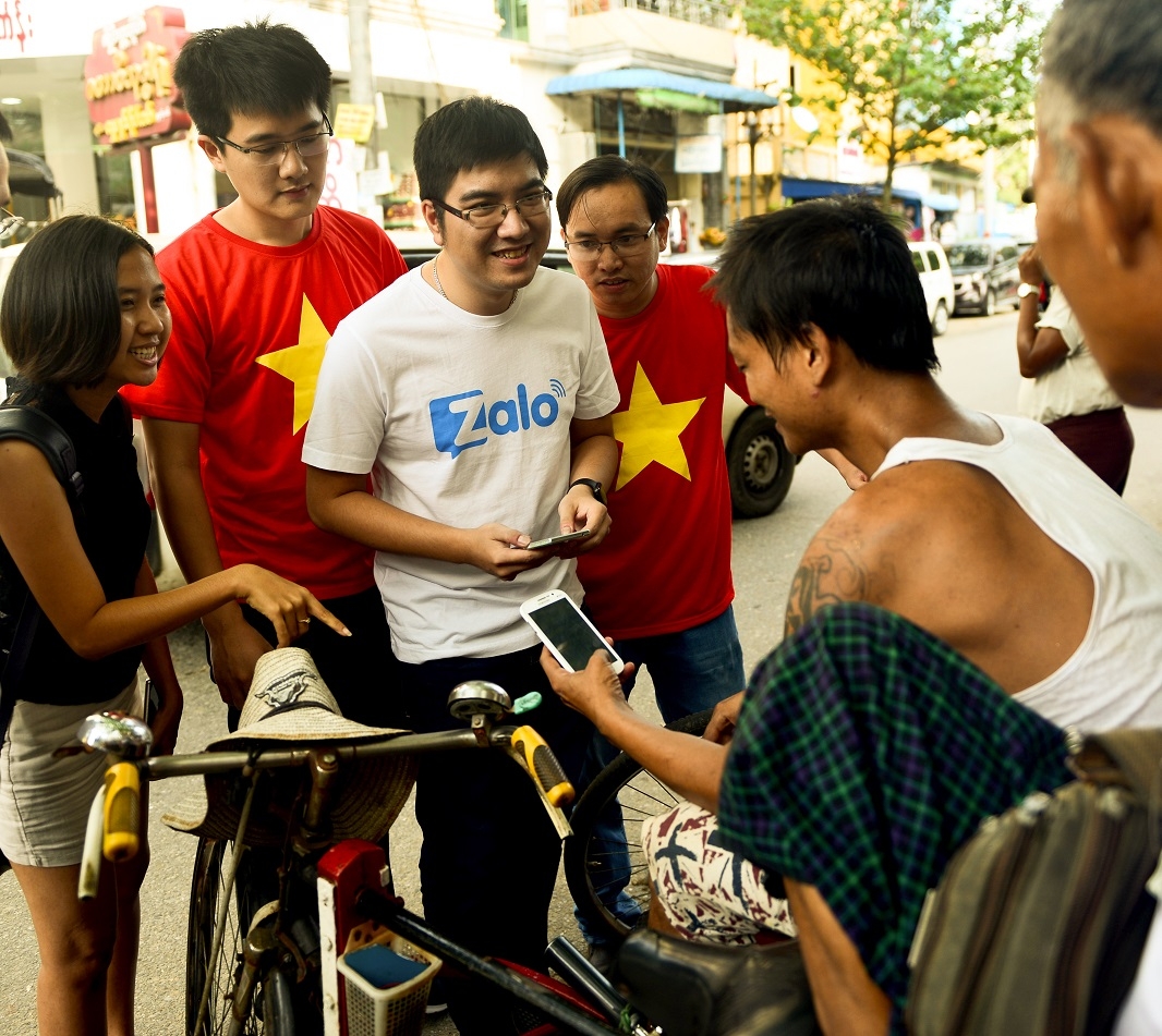 Kỹ sư của Zalo tiếp cận người dân tại Myanmar