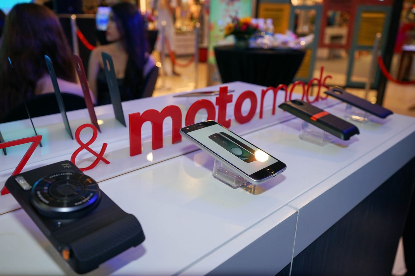 Bộ đôi smartphone Moto Z và Moto Z Play ra mắt Bộ đôi smartphone Moto Z và Moto Z Play ra mắt