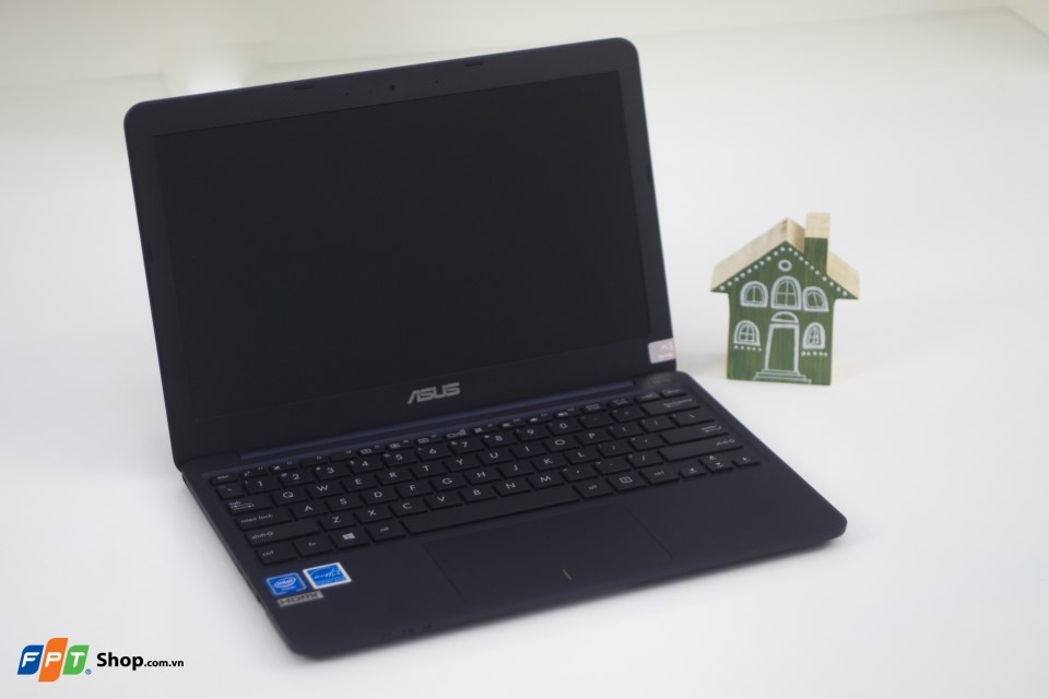 Đánh giá laptop Asus E200HA tại FPT Shop Đánh giá laptop Asus E200HA tại FPT Shop