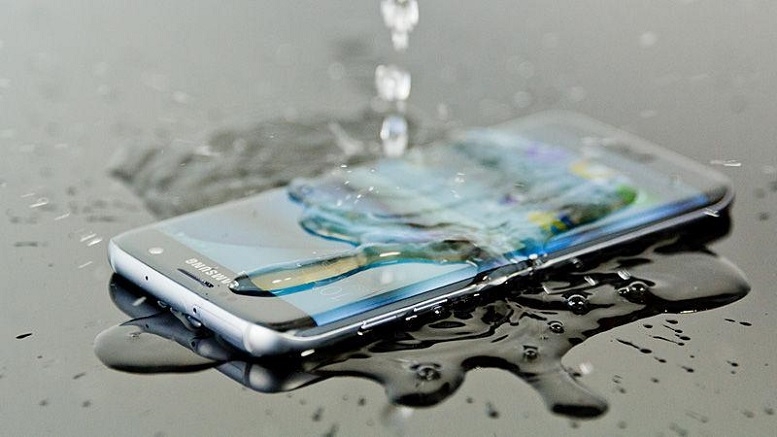 So sánh khả năng chống nước của iPhone 7 và Galaxy S7 2 So sánh khả năng chống nước của iPhone 7 và Galaxy S7