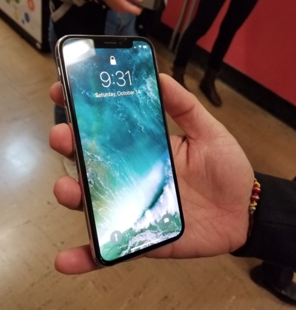 iPhone X tiếp tục xuất hiện ngoài đời thực trước lúc lên kệ