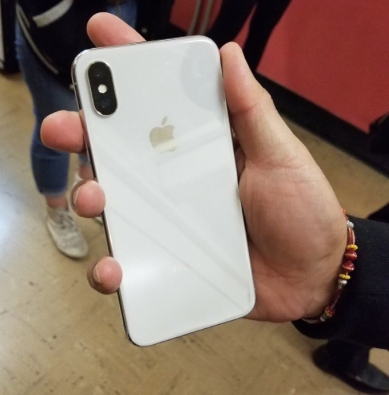 iPhone X tiếp tục xuất hiện ngoài đời thực trước lúc lên kệ