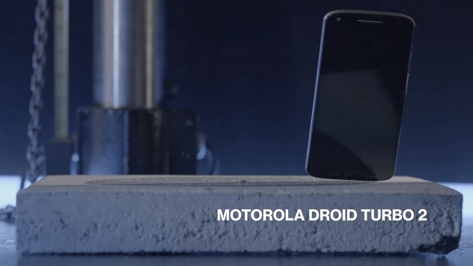 Thử độ bền Droid Turbo 2