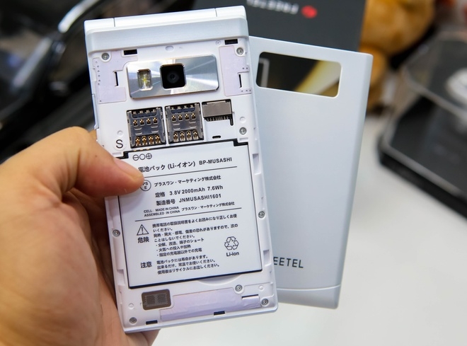 Trên tay Freetel Musashi: Điện thoại nắp gập 2 màn hình