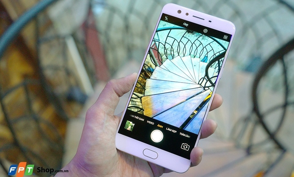 Smartphone màn hình 6”, chip Snapdragon 653, camera selfie kép, ngày cuối cùng giảm giá mạnh