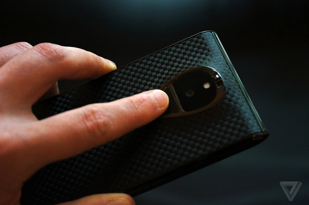 Trên tay điện thoại Solarin: Thiết kế độc đáo, bảo mật cấp quân đội