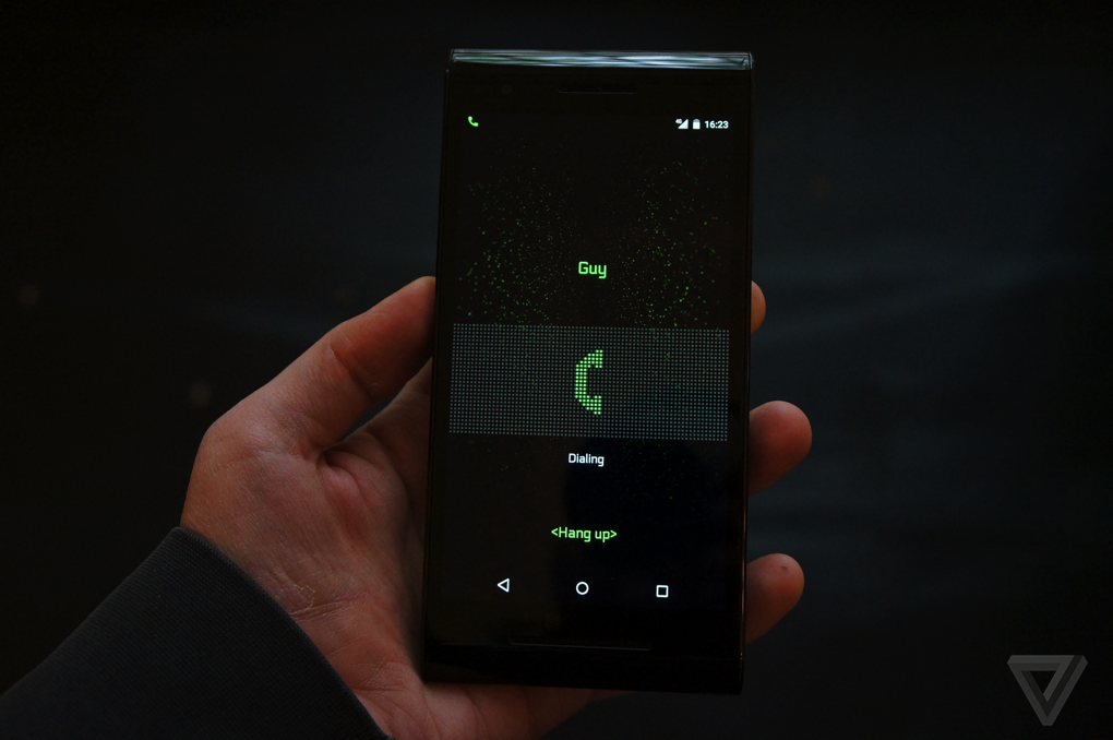 Trên tay điện thoại Solarin: Thiết kế độc đáo, bảo mật cấp quân đội