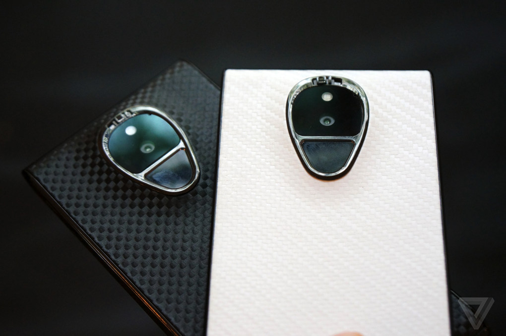 Trên tay điện thoại Solarin: Thiết kế độc đáo, bảo mật cấp quân đội