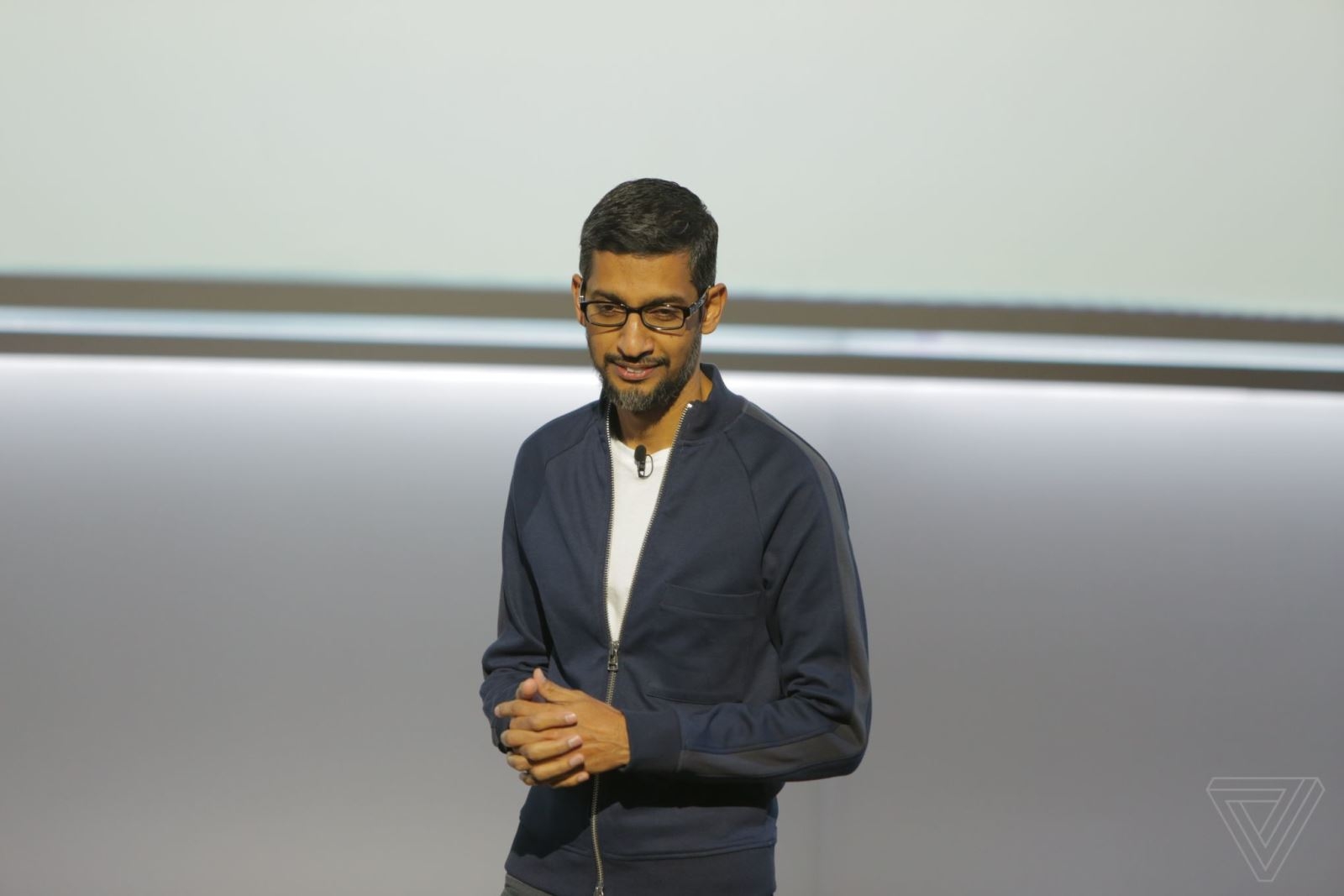 Sau những giây phút âm nhạc giải trí, đúng vào lúc 23h00 ngày (4/10) theo giờ Việt Nam, ông Pichai – Tổng giám đốc Google chính thức bắt đầu sự kiện ra mắt các sản phẩm mới trong năm 2017 của Google. Và ông đã có 11 phút nói về sự ảnh hưởng tích cực của công nghệ AI (trí tuệ nhân tạo) đến các sản phẩm của Google, từ hình ảnh camera đến khá năng dịch thuật của Google Dịch…