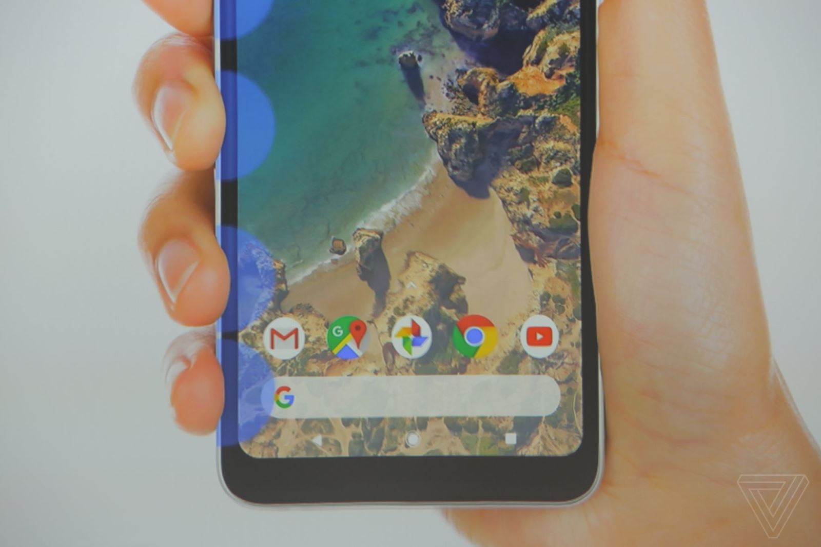 Tính năng ấn tượng tiếp theo được giới thiệu trên bộ đôi sản phẩm chính là: ‘’bóp’’ để mở trợ lý ảo của Google – Google Assitstant