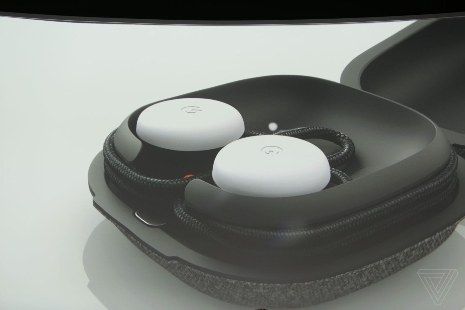 Sản phẩm tiếp theo được giới thiệu chính là tai nghe không dây – Pixel Buds, với khả năng dịch trên thời gian thực đến 40 ngôn ngữ. Có nghĩa là chỉ cần nghe người đối diện vừa nói thiết bị sẽ ngay lập tức dịch lại ngôn ngữ của bạn.