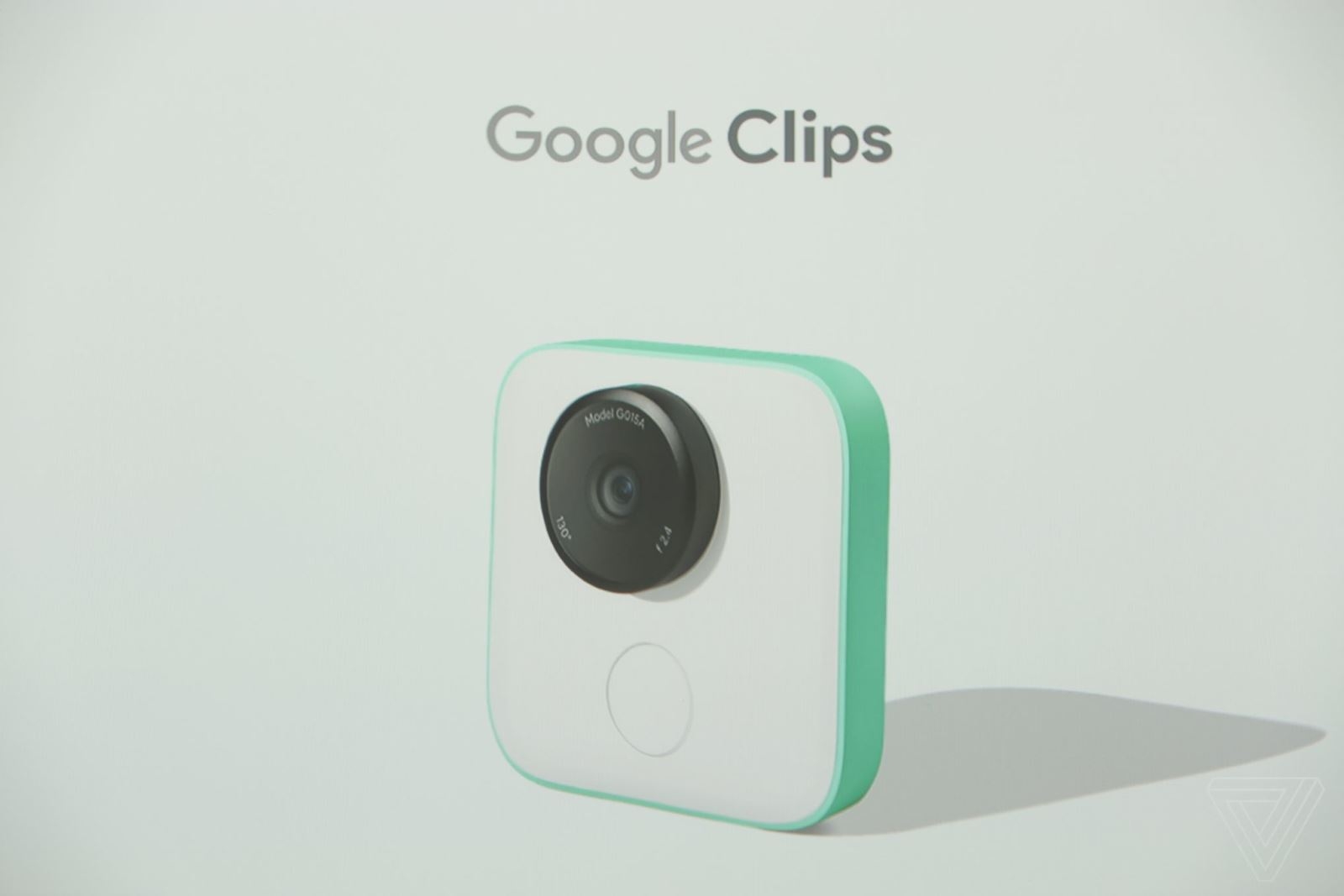 Sau Pixel Buds, sản phẩm cuối cùng trong buổi lễ đã xuất hiện – Google Clips, với mức giá 249 USD, thiết bị này có khả năng tự học để ghi lại những khoảnh khắc ‘’không thể nào quên’’ đối với người thân và bạn bè của bạn.