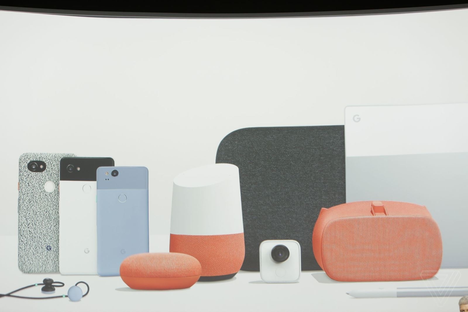 Cuối cùng, đúng vào lúc 0h45 (5/9) theo giờ Việt Nam, Google trình chiếu những sản phẩm đã được ra mắt trong buổi lễ và kết thúc sự kiện.