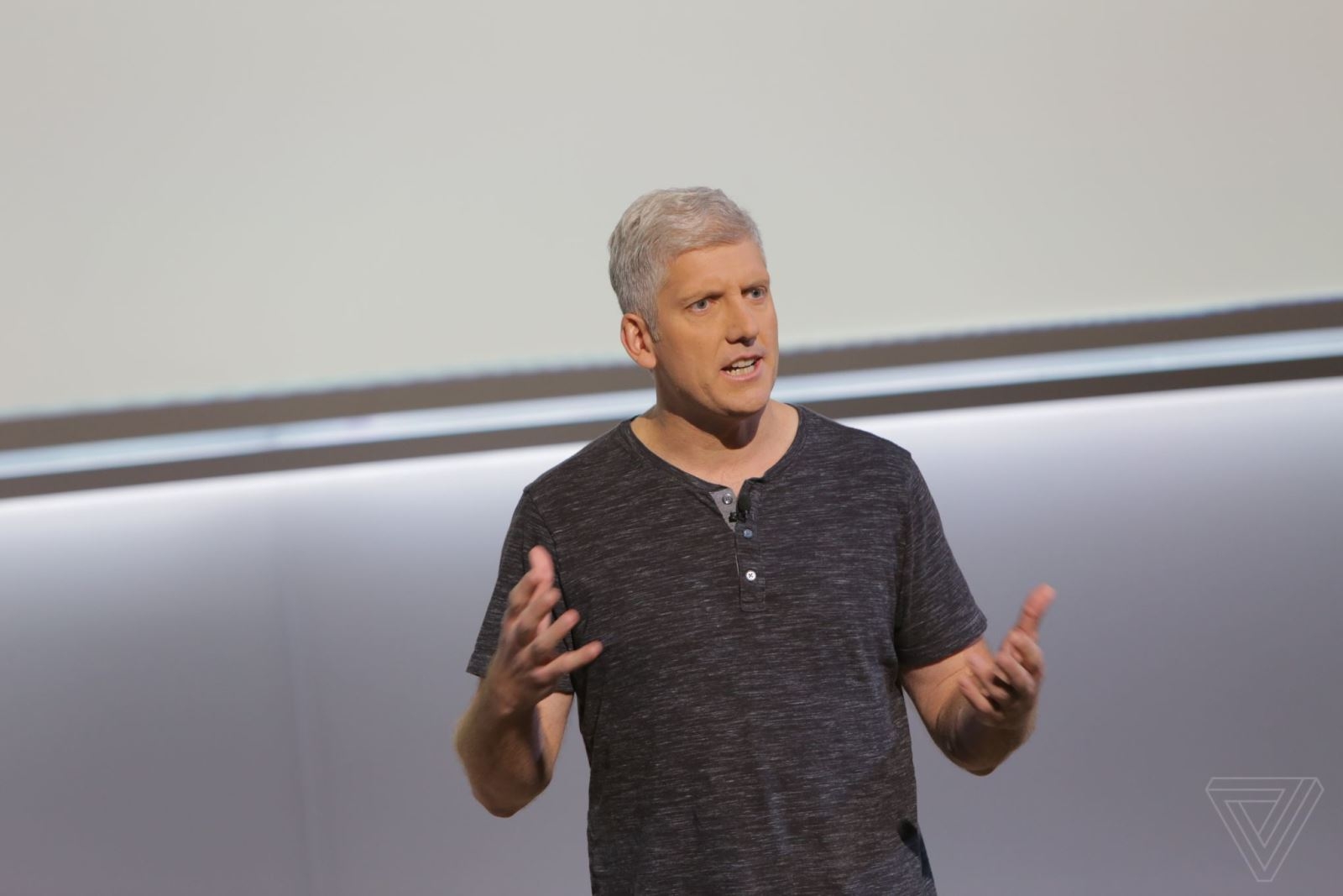 Tiếp theo đó Rick Osterloh - Phó Chủ Tịch Cao Cấp phụ trách mảng phần cứng của Google xuất hiện trên sân khấu và nói về những cố gắng phát triển của công ty trong mảng phần cứng.