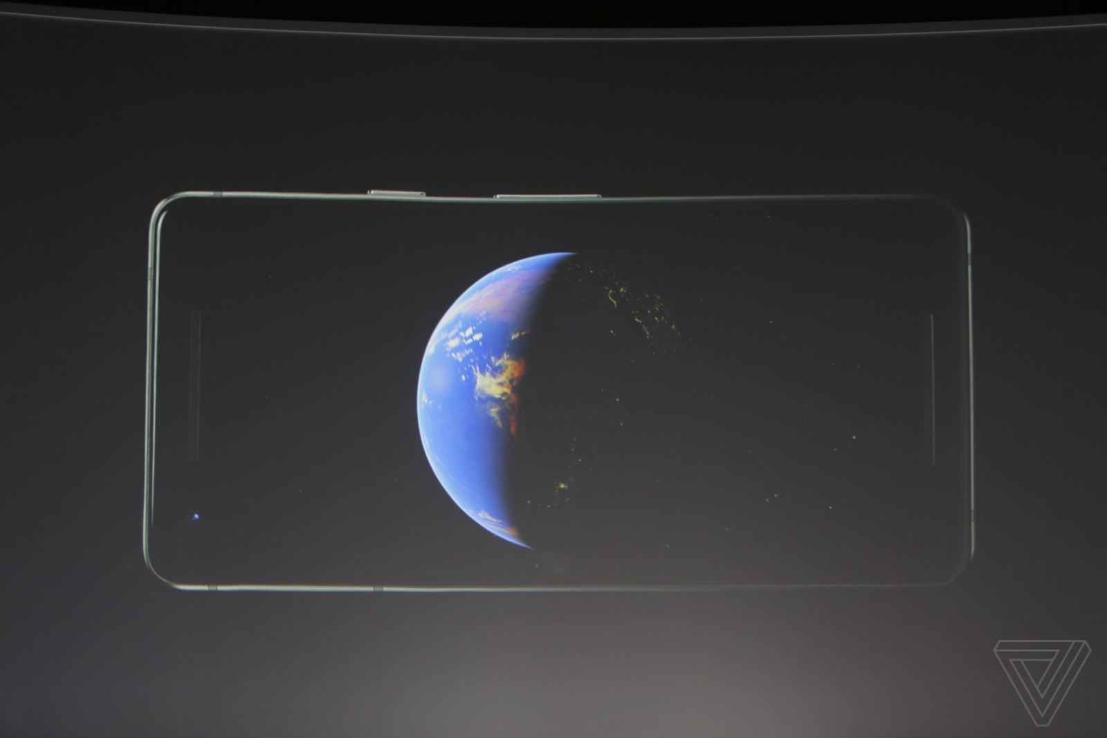 Những thông tin ban đầu được đưa ra chính là thiết kế và độ phân giải màn hình của 2 thiết bị. Với Pixel 2 người dùng sẽ có được một màn hình 5inch, độ phân giải Full HD, tích hợp cùng tấm nền OLED.