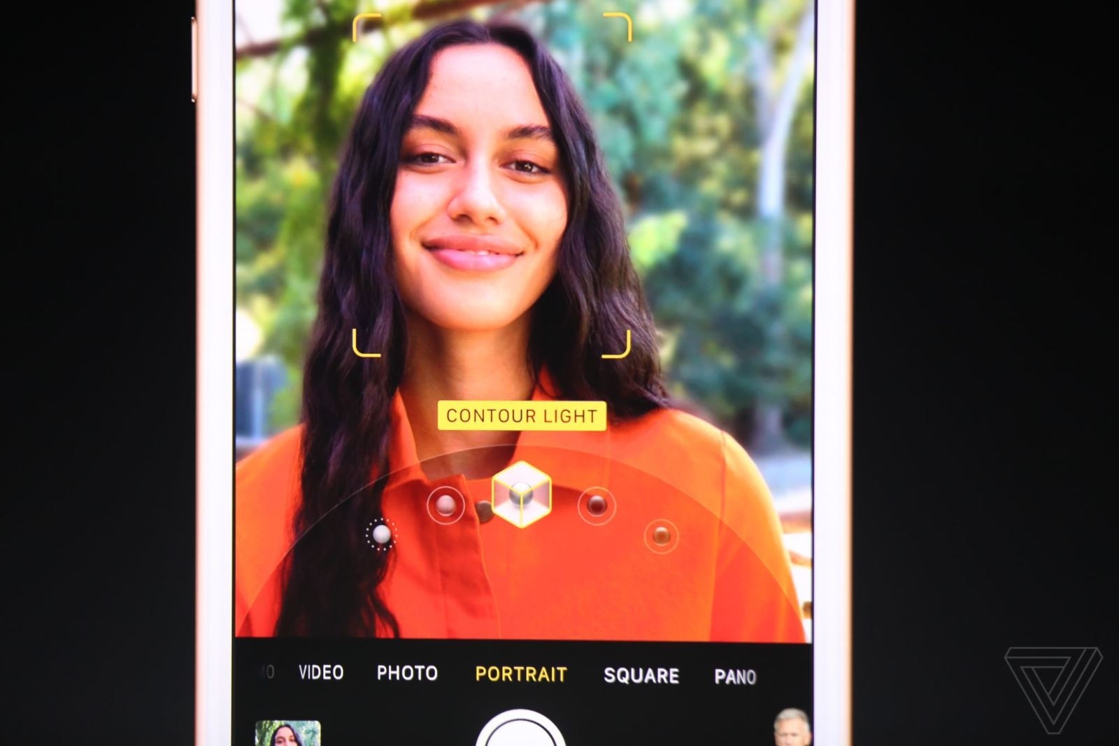 Các phiên bản trên iPhone năm nay sẽ có thể một tính năng mới đó là Portrait Lighting
