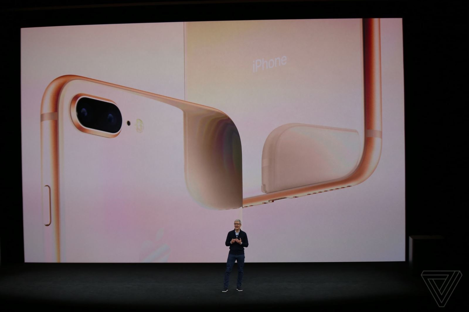 Và đúng vào lúc 2h00 ngày 13/9 theo giờ Việt Nam. CEO Tim Cook kết thúc buổi lễ bằng một lời kết thúc mở cho một iPhone năm sau hứa hẹn sẽ xuất sắc hơn