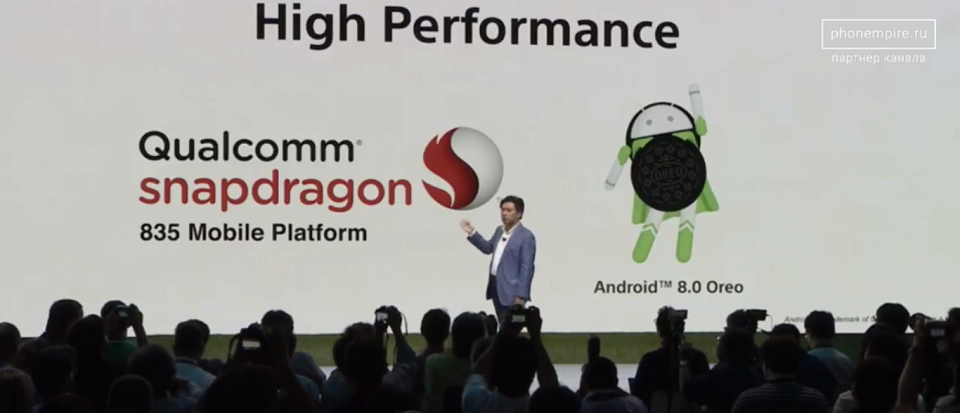 Snapdragon 835 và đều chạy hệ điều hành Android phiên bản mới nhất Android 8.0 (Android Oreo)