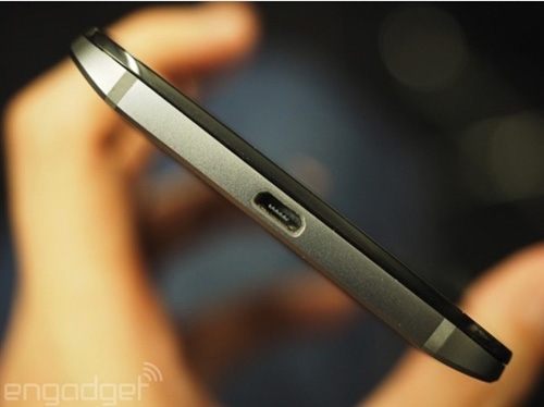 Motorola Moto X Force với viền kim loại cứng cáp