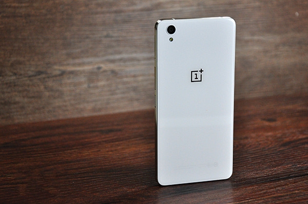 Mặt lưng sản phẩm này khá giống OnePlus 2