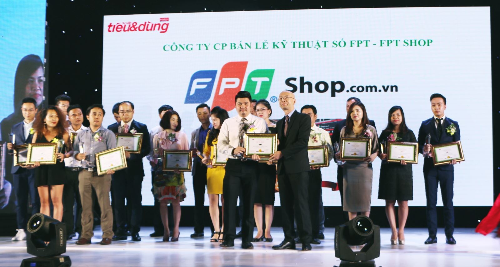 Với những nỗ lực không ngừng trong việc hoàn thiện sản phẩm, dịch vụ và các chế độ chăm sóc khách hàng, FPT Shop (thuộc FPT Retail) vừa được lựa chọn là Nhà bán lẻ yêu thích nhất.