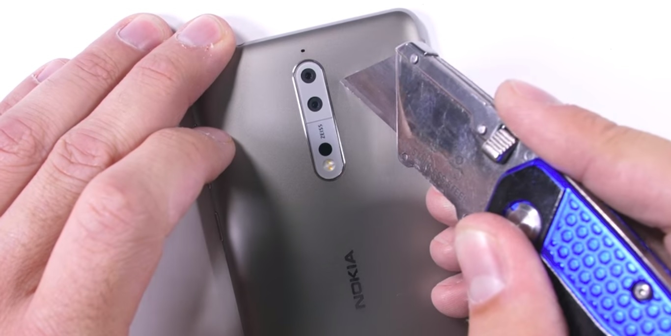 Thử nghiệm bẻ cong, cào xước Nokia 8, không ngờ nó chắc chắn đến vậy Thử nghiệm bẻ cong, cào xước Nokia 8, không ngờ nó chắc chắn đến vậy