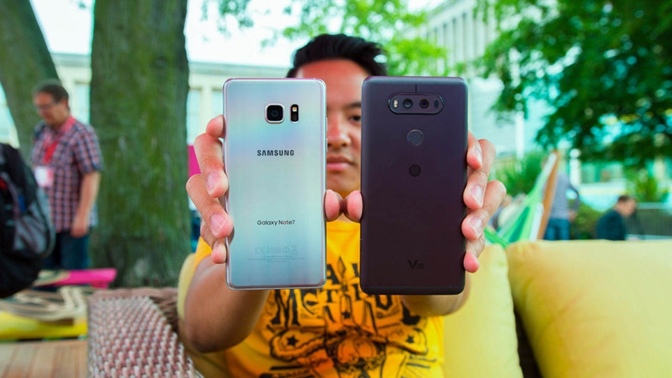 So sánh mặt lưng của LG V20 và Samsung Galaxy Note 7