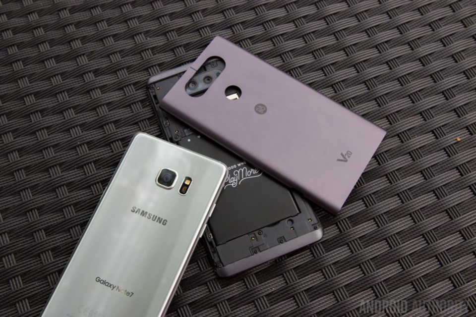Khả năng bóc được nắp lưng của LG V20
