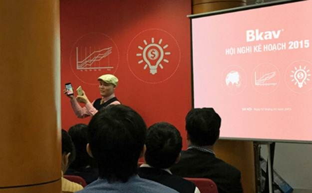 Ông Nguyễn Tử Quảng bị bắt gặp cầm Bphone trong Hội nghị chiến lược của tập đoàn BKAV tháng 3 vừa qua.
