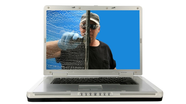Điều đầu tiên cần lưu ý khi làm đổ nước ra laptop
