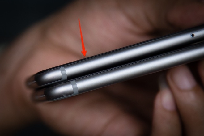 Hình ảnh trên đây là so sánh của một chiếc iPhone 6 Plus đã qua sử dụng gần 1 năm và một chiếc iPhone 6 đã thay kính