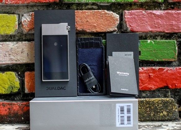 máy nghe nhạc Astell & Kern AK 120 II giá 38 triệu thì phụ kiện đi kèm