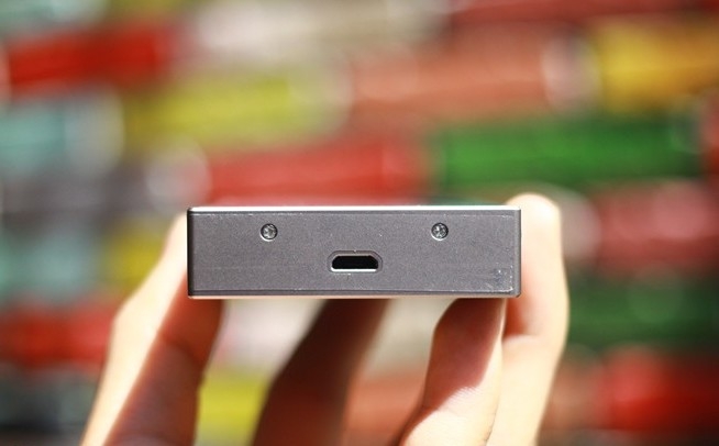 Còn với cạnh dưới của máy, người dùng sẽ nhìn thấy cổng sạc USB 3.0