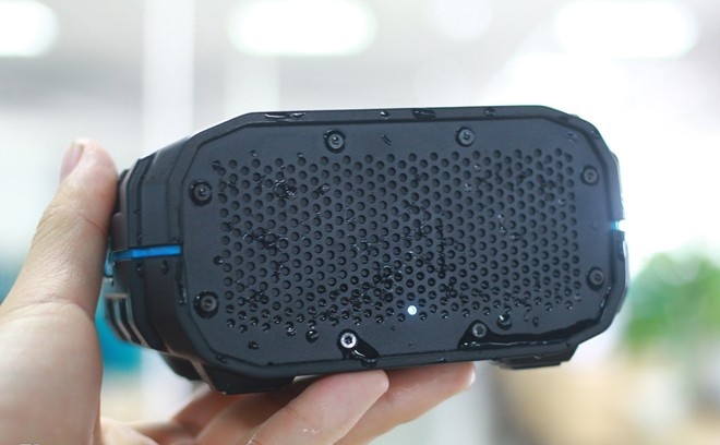 Braven BRV - 1 được thử nghiệm đến 30 phút nghe nhạc dưới nước, khi cho lên thì loa vẫn hoạt động bình thường tất cả các chức năng